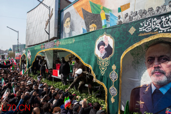 伊朗民众在德黑兰一场葬礼上仰望阵亡伊朗军事领导人的遗像。3 月德黑兰一场悼念被美以空袭炸死的高级军事官员及其他人的仪式。