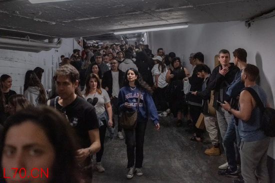 特拉维夫一处地下防空避难所内的人群。周五空袭警报期间，人们进入特拉维夫地下防空避难所。