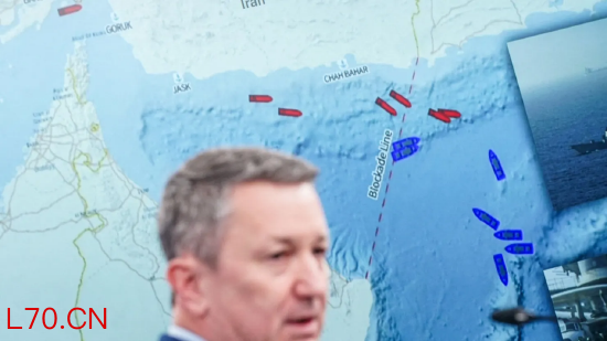 2026 年 4 月 16 日，美国华盛顿五角大楼，美军参谋长联席会议主席丹・凯恩将军在伊朗战事简报会上发言，背景地图显示霍尔木兹海峡封锁线。